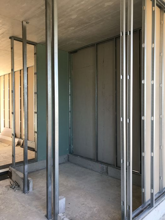 Trabalhos de pladur ( tecto falso , barramento e pintura )