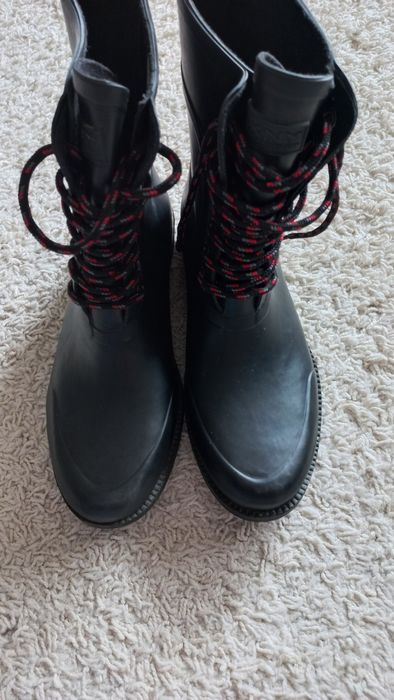 Kalosze DKNY na niepogodę