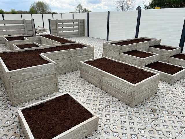 Certyfikowana, zgodna z normami. Podwyższona Grządka Betonowa.