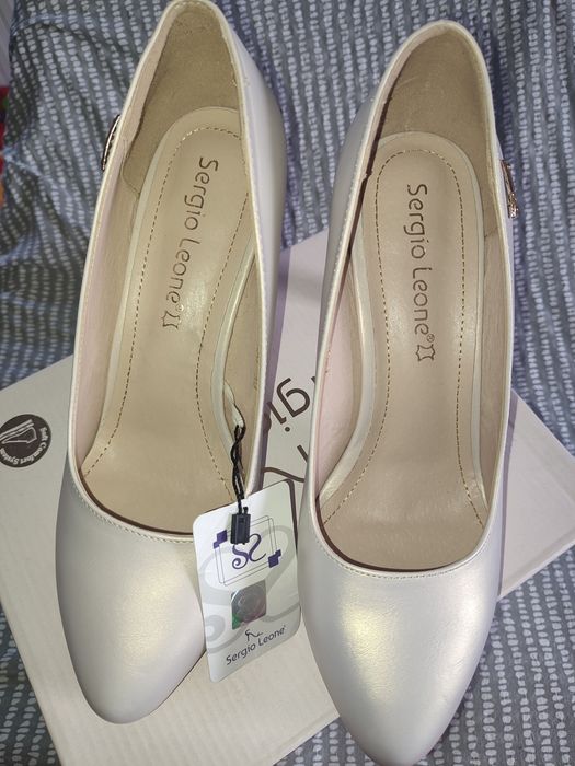 Sprzedam śliczne nowe z metką buty na obcasie w kolorze ecru. Rozmiar