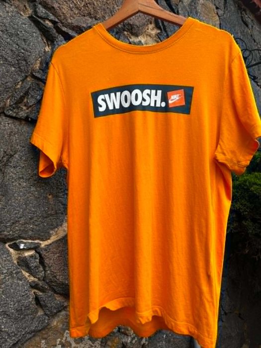 Koszulka Nike swoosh w kolorze pomarańczowym.