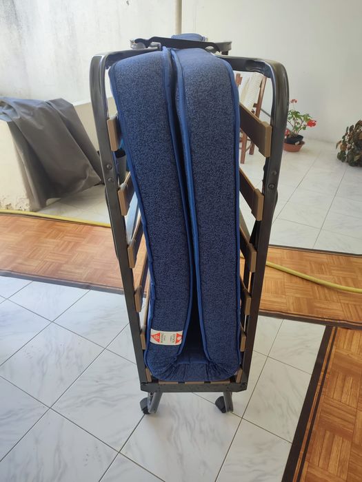 Cama dobrável de solteiro ( divan) com rodas e colchão incluído