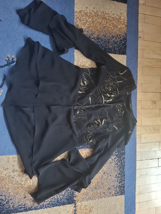 Elegancka czarna bluzka z transparentnymi rękawami i złotym haftem