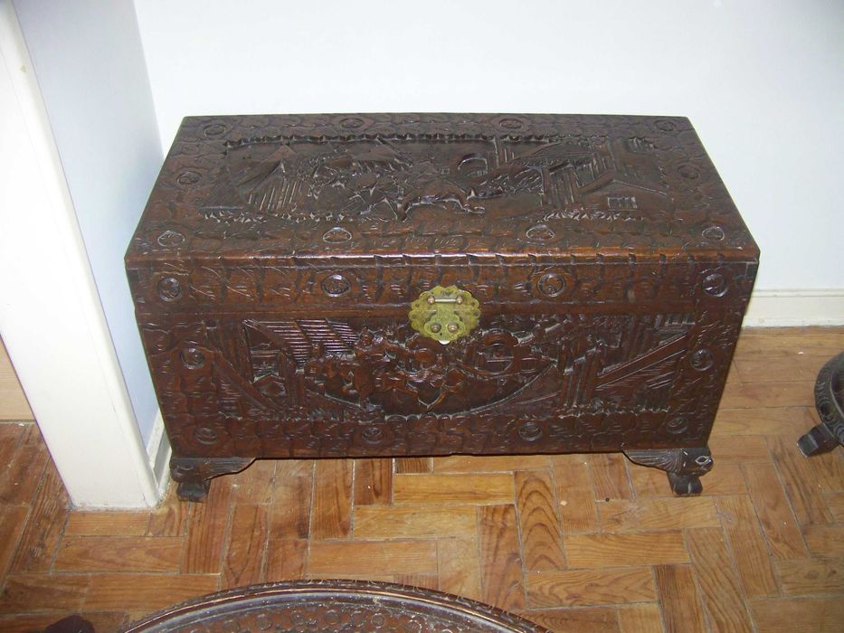 bar chinês + mesa e 3 bancos + arca em madeira talhada+ candeeiro