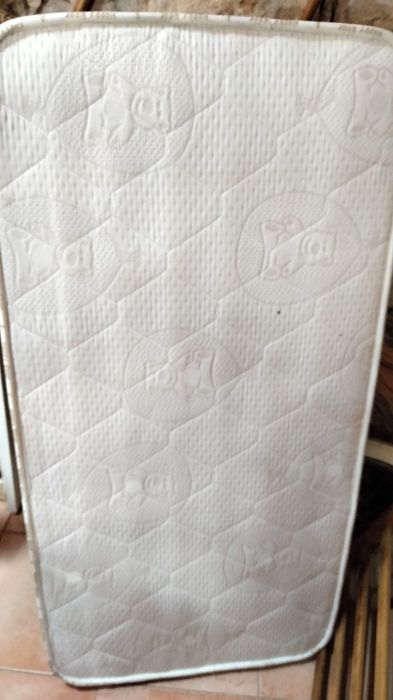 Berço e colchão para criança