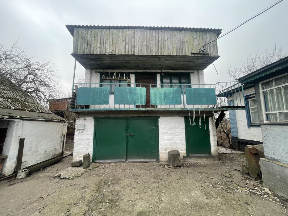 Добротна садиба , індивідуальне опалення , велика ділянка