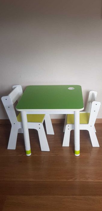 Stolik dla dzieci regulowany plus 2 krzesełka