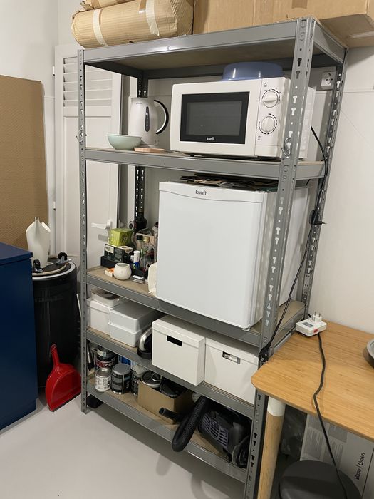 Estante metálica em bom estado