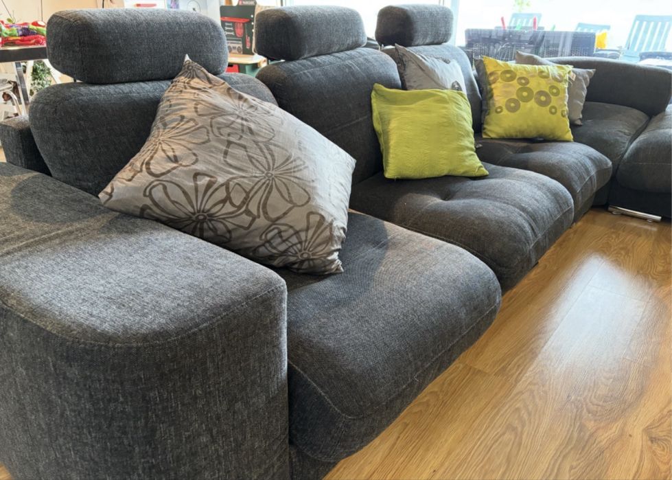 Sofá com chaise longue Cinza escuro com mesa de supporte