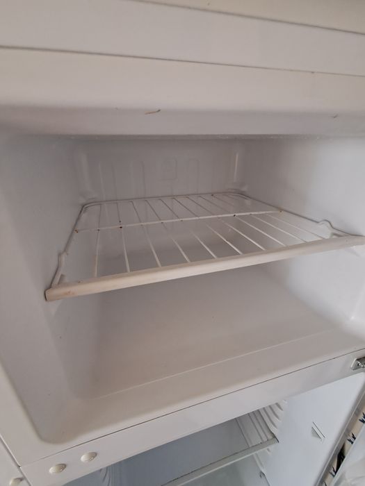 Frigorífico branco com congelador