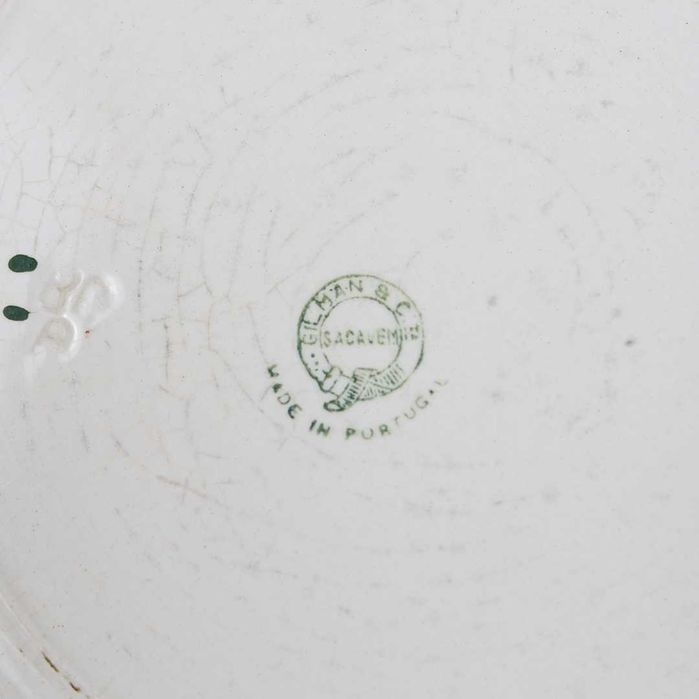 Prato ladeiro em faiança da fábrica de Sacavém