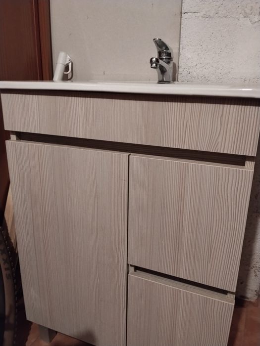 Móvel WC com torneiras,bichas e ralo.