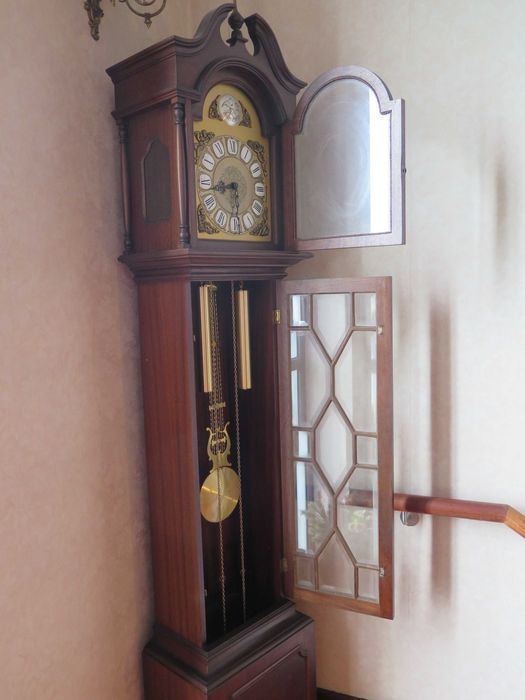 Relógio de pé alto e pêndulo, marca Tempus Fugit