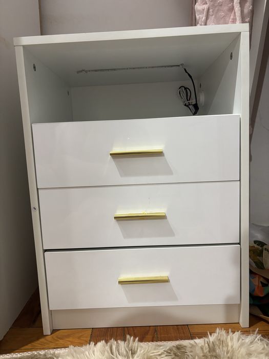 Mesa de cabeceira seminova 60x40x45( Led e carregador)
