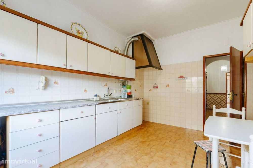 Apartamento T2 junto à estação da Amadora