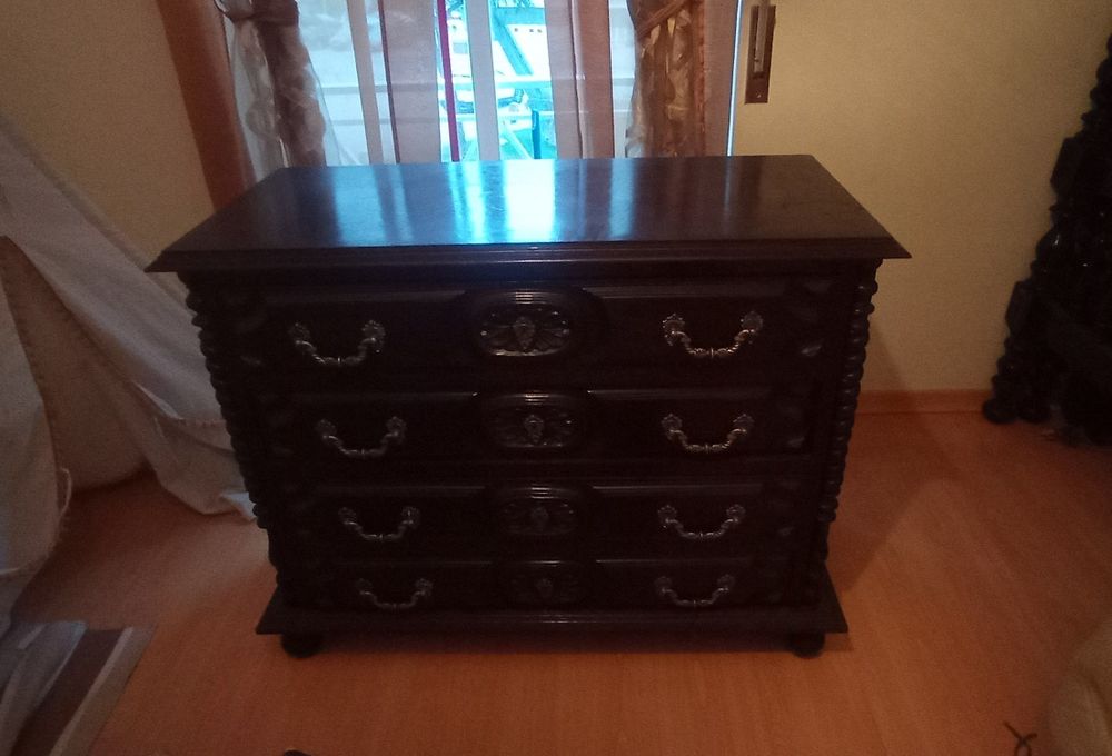 Cómoda antiga em bom estado