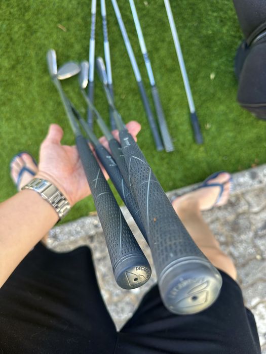 Conjunto de Golfe Completo — Saco, +13 Tacos, Putter Odyssey White Hot e Acessórios
