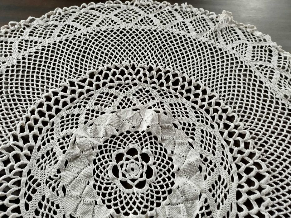 Toalha para mesa redonda em crochê feito a mão