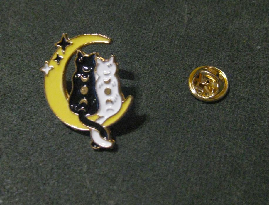 Pins Esmalte Gato a Brincar na Lua NOVO