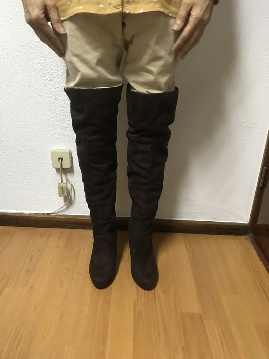 Botas Compensadas, Acima do Joelho em Ecopele Efeito Camurça 37.