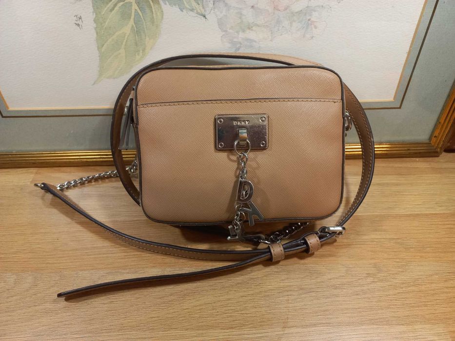 Фирменная женская сумочка DKNY в очень хорошем состоянии.
