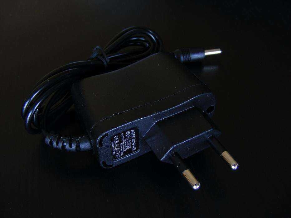 NOVO - Carregador / Adaptador de Corrente - 5V / 1A (Plug 3.5 * 1.35m)