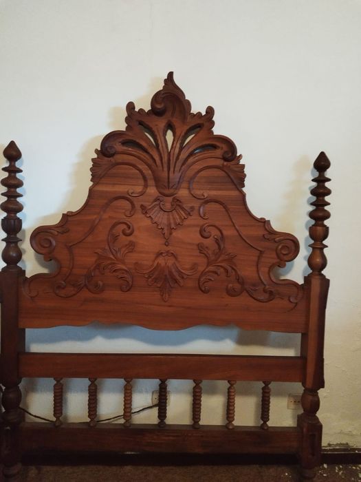 Cama de solteiro com colchão e cadeira
