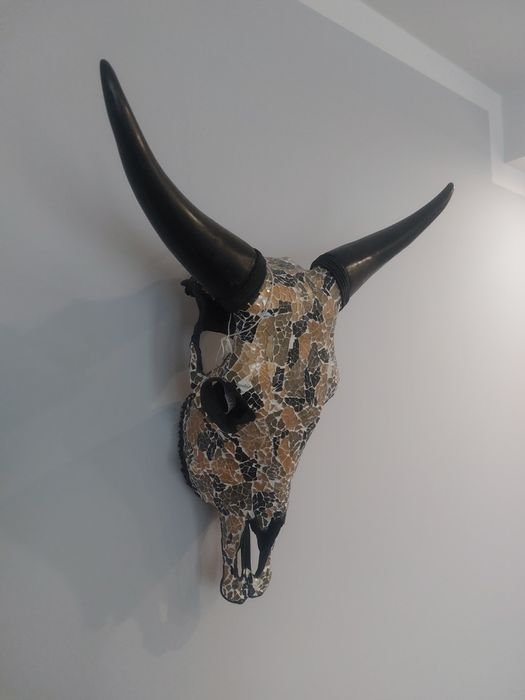 Ręcznie zdobiona czaszka – dekoracja ścienna