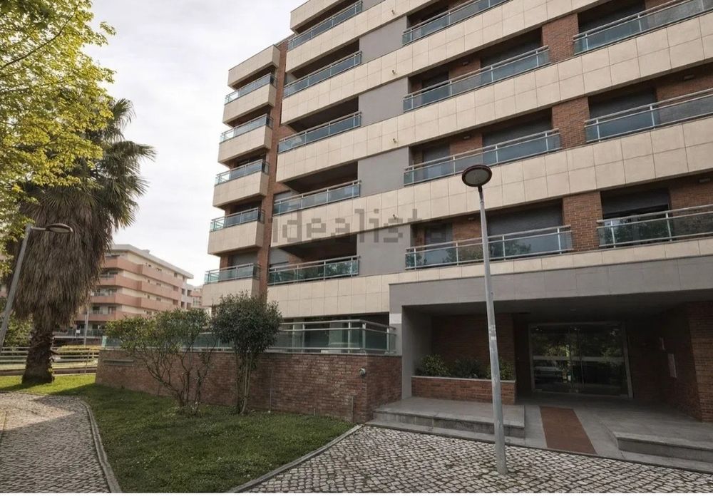 Apartamento T2 exclusivo com box privada para 6 viaturas – Urbanização Malvarosa, Alverca