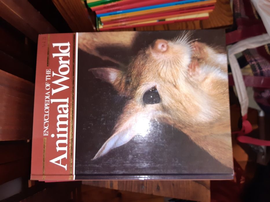 Enciclopédia sobre o mundo animal, em inglês.
