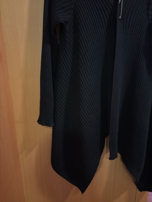 Casaco de malha de linhas modernas.