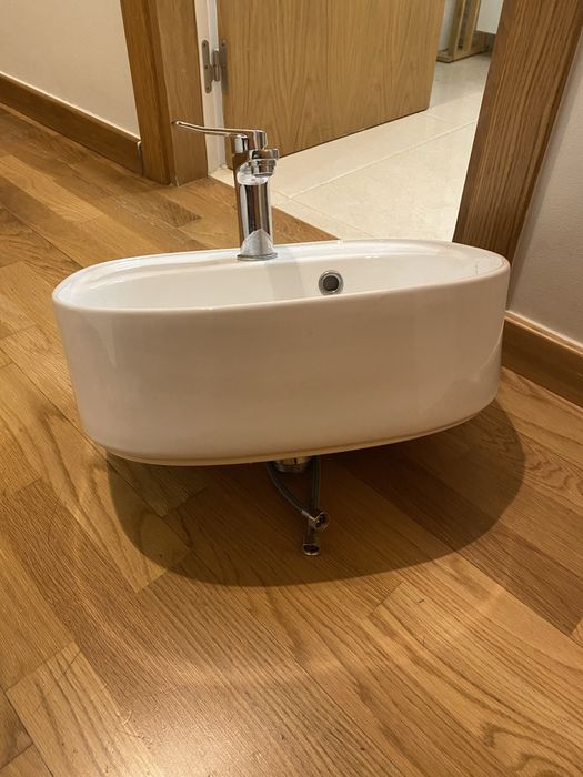 Lavatório de pousar com torneira