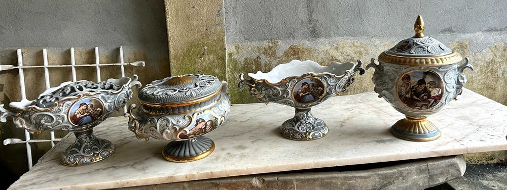 Conjunto de Porcelana Decorativa de Luxo (4 Peças) – Cenas Galantes