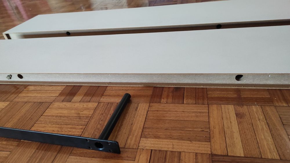 Conjunto de duas prateleiras brancas de parede