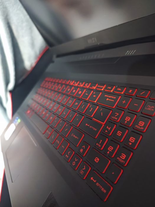 MSI Katana GF76 | i7-11800H | RTX 3050 Ti | 17.3” 144Hz | ZESTAW!