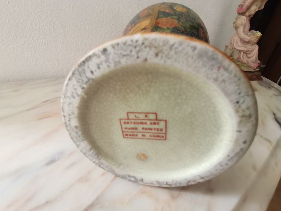 Jarro com pinturas de decoração chinesa