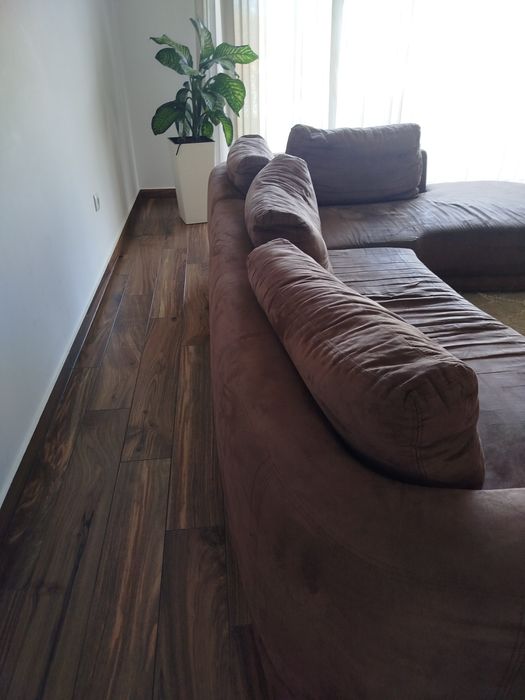 Sofá castanho com chaise longue