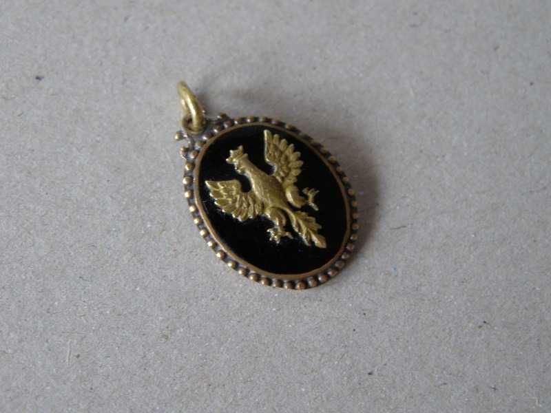 Zawieszka patriotyczna z Orłem Białym w koronie / czarna emalia .