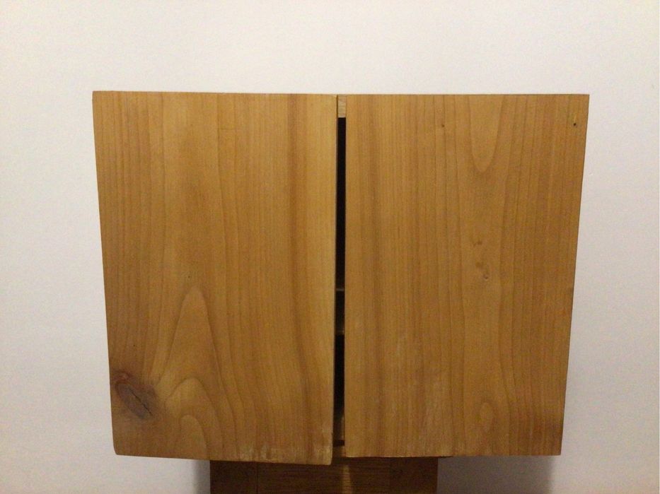 Підвісна шафа  для  аптеки, парфум., космет. вис. 32см..