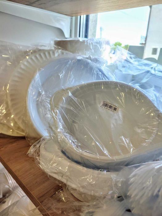 Стретч харчовий, пергамент, фольга, посуд одноразовий.