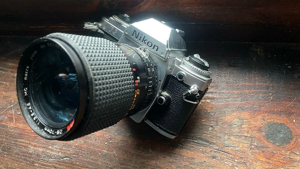 Плівковий фотоапарат Nikon FG з об'єктивом 58 мм. У робочому стані!