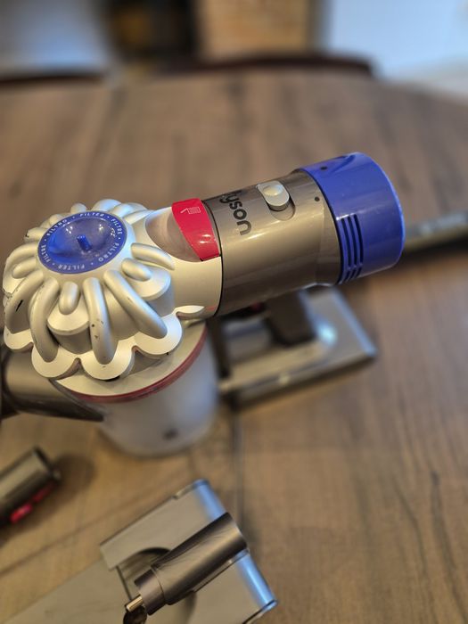 Dyson v8 używany