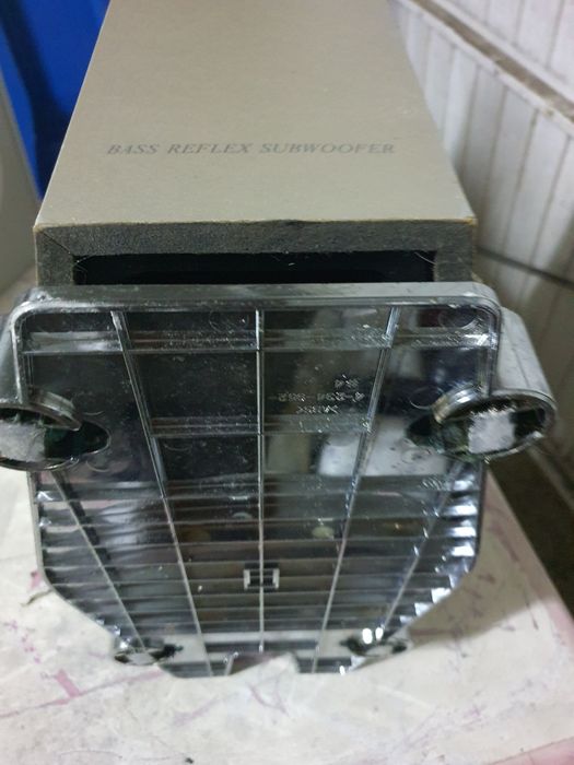 Diversos conjuntos de colunas e Subwoofers