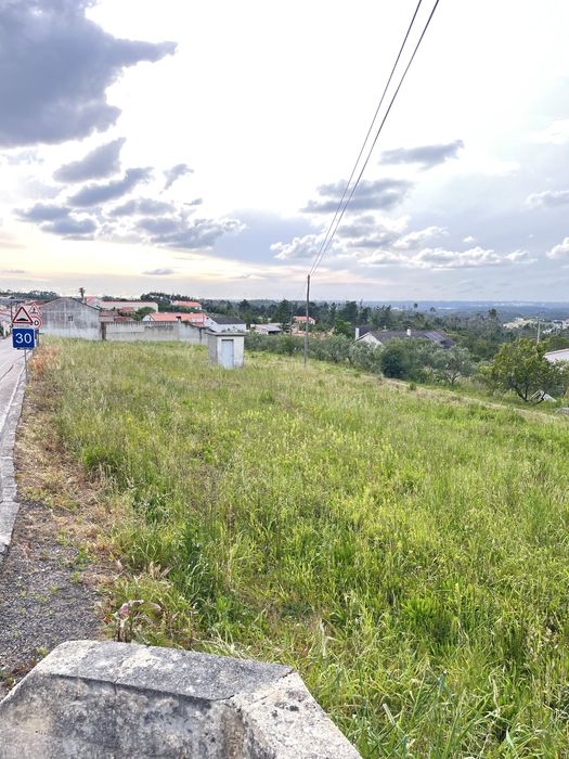 Vende-se terreno rústico urbanizável com todas as infraestruturas disponiveis. A 6km da A8 e a 20 minutos das praias.