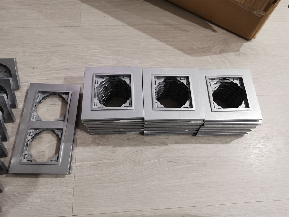 EFAPEL - Mirrors and Grey Panels