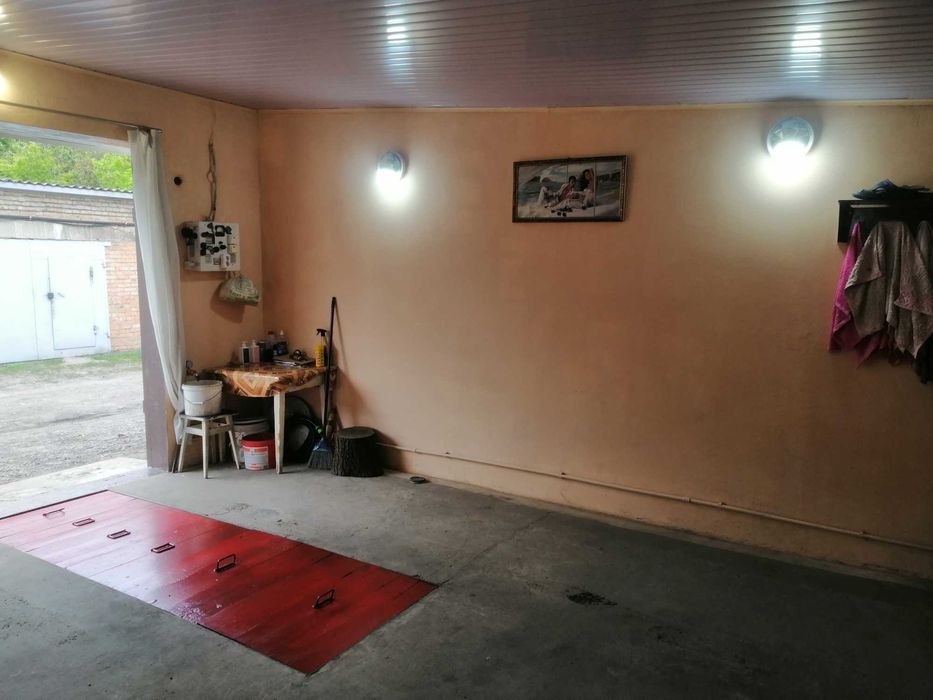 Продается гараж по вул. Прилуцька  свитло вода погреб Оличное состояни