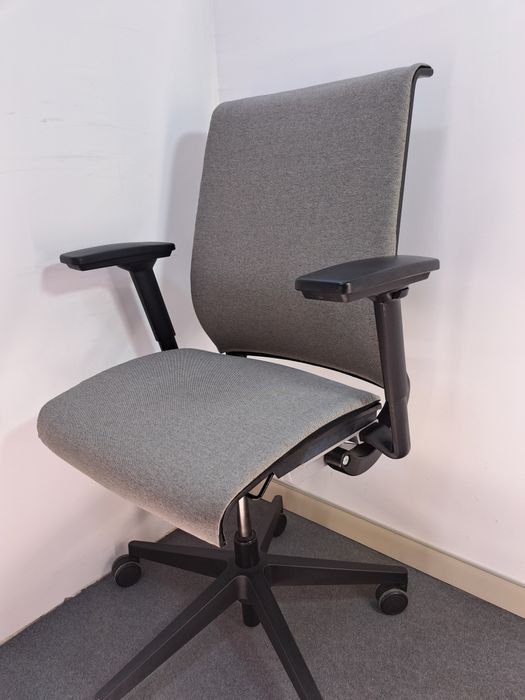 Fotel biurowy obrotowy Steelcase Think  szary.