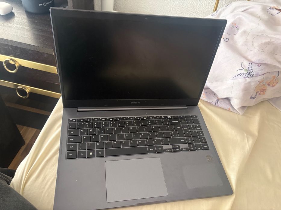 Vendo notebook da Samsung a funcionar perfeitamente, ideal para estudo, trabalho ou uso diário