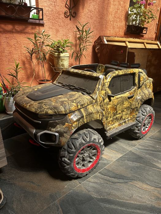 Дитячий електромобіль-позашляховик 4×4 у камуфляжному кольорі