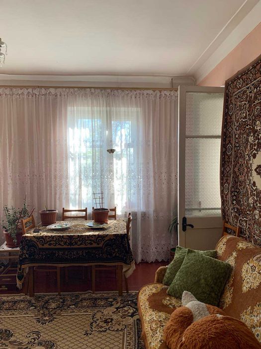 Продаю  велику 2кімнатну квартиру в р-ні пл.Молоді, розглядаю продаж за сертифікати